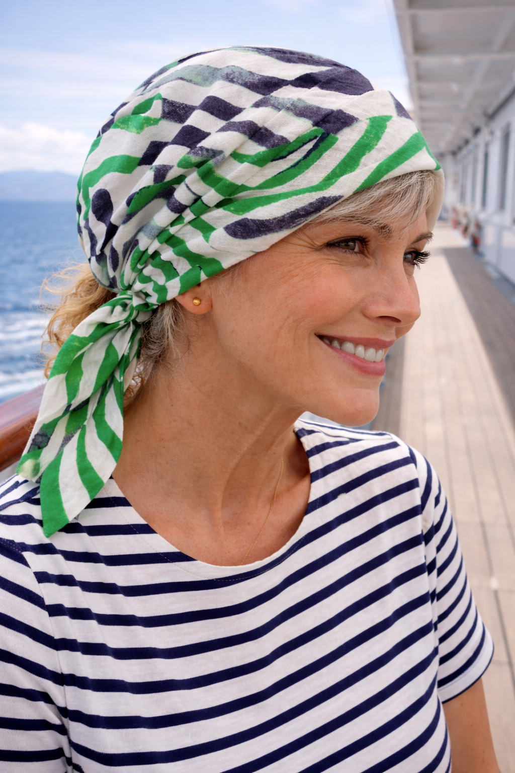 Frau trägt ein Bandana-Kopftuch auf einem Schiff.