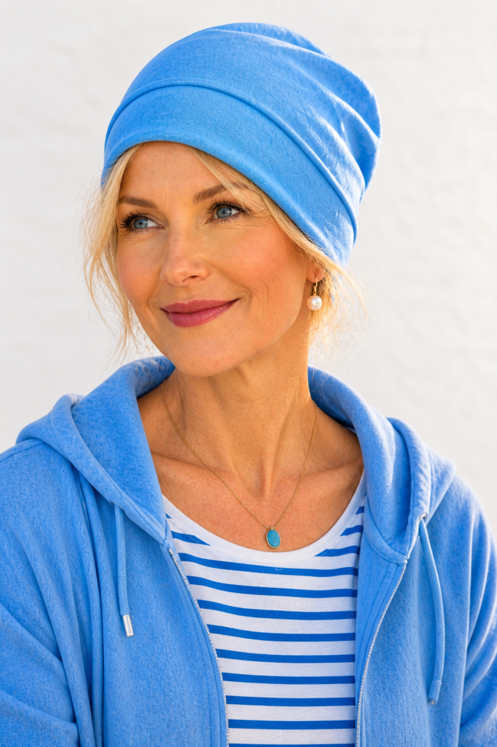 Dame trägt eine leichte azurblaue Sommermütze  Turbanmütze im maritimen Sommerstil am Strand – angenehm  leicht.